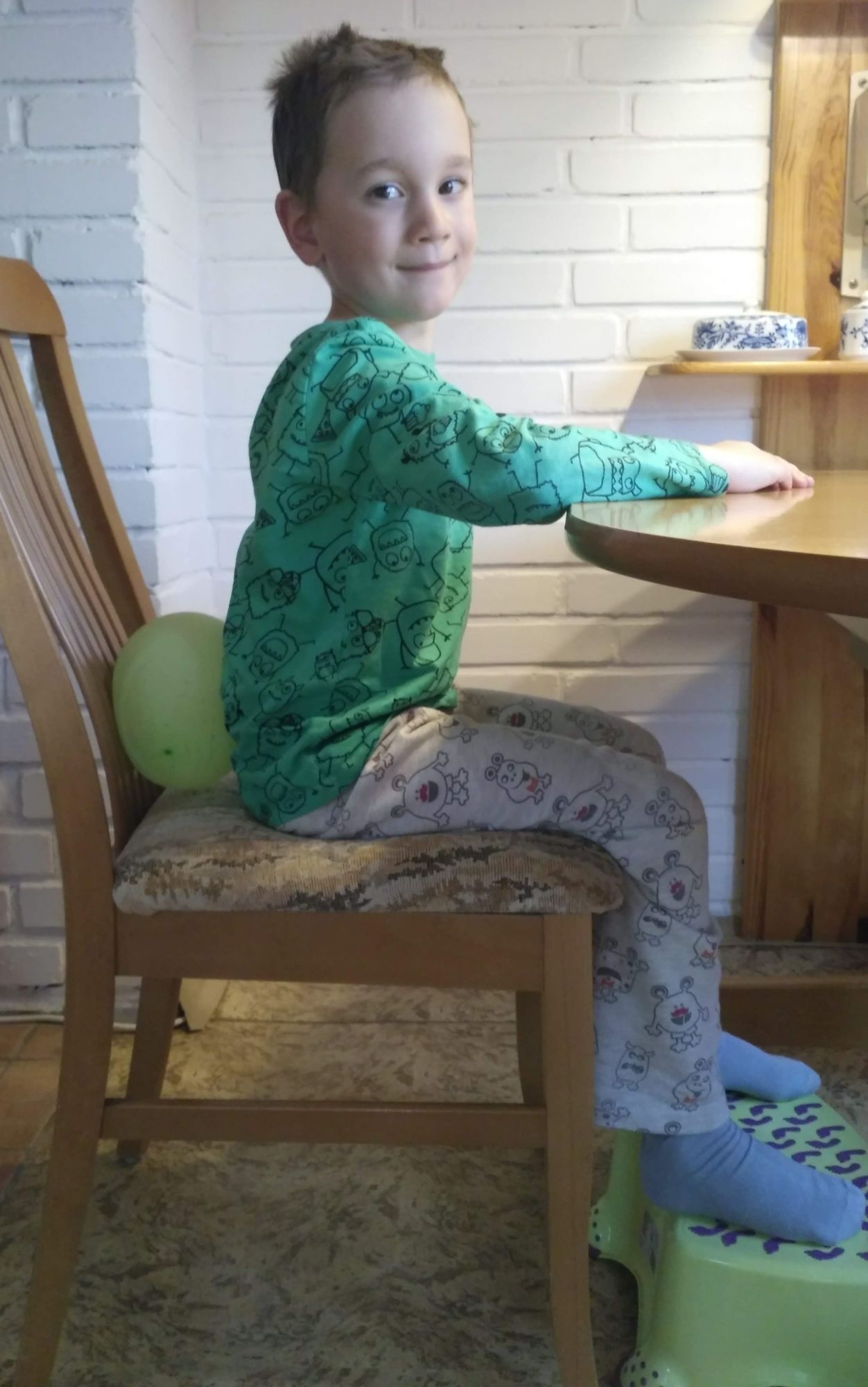 Jak má dítě sedět u stolu?